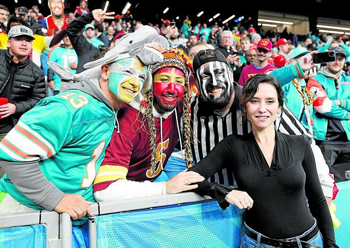 Imagen secundaria 1 - El duelo que disputaron los Miami Dolphins y los Washington Commanders el pasado mes de noviembre llenó de colorido el Santiago Bernabéu.