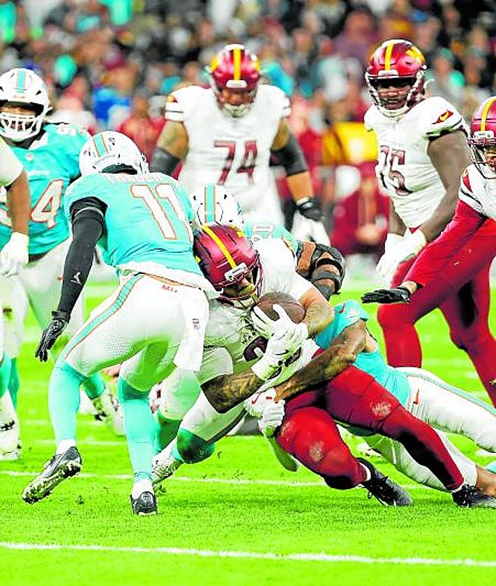 Imagen secundaria 2 - El duelo que disputaron los Miami Dolphins y los Washington Commanders el pasado mes de noviembre llenó de colorido el Santiago Bernabéu.