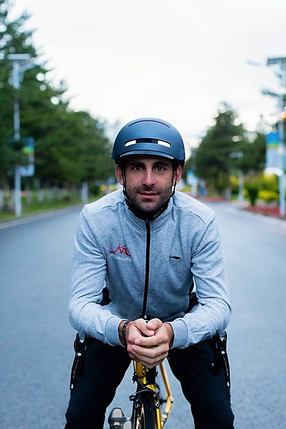 Si te gusta montar en bicicleta, necesitas estos cascos inteligentes para una mayor seguridad