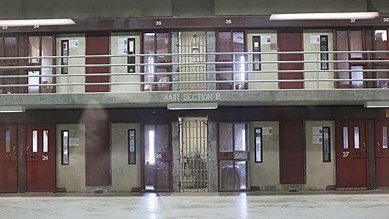Contracciones, parto y grilletes; el escándalo británico por las reclusas que dan a luz esposadas a un guardián