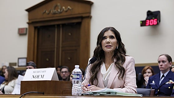 Trump releva a Kristi Noem para bajar la presión sobre sus excesos migratorios