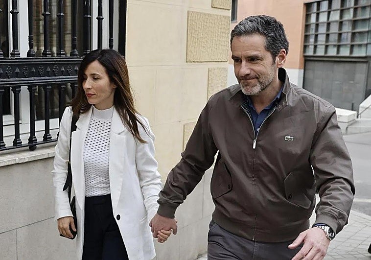 Borja Sémper retoma la vida pública en ARCO junto a Bárbara Goenaga