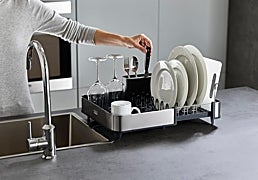 Estos escurridores de platos marcarán la diferencia en tu cocina: compactos, elegantes y practicos