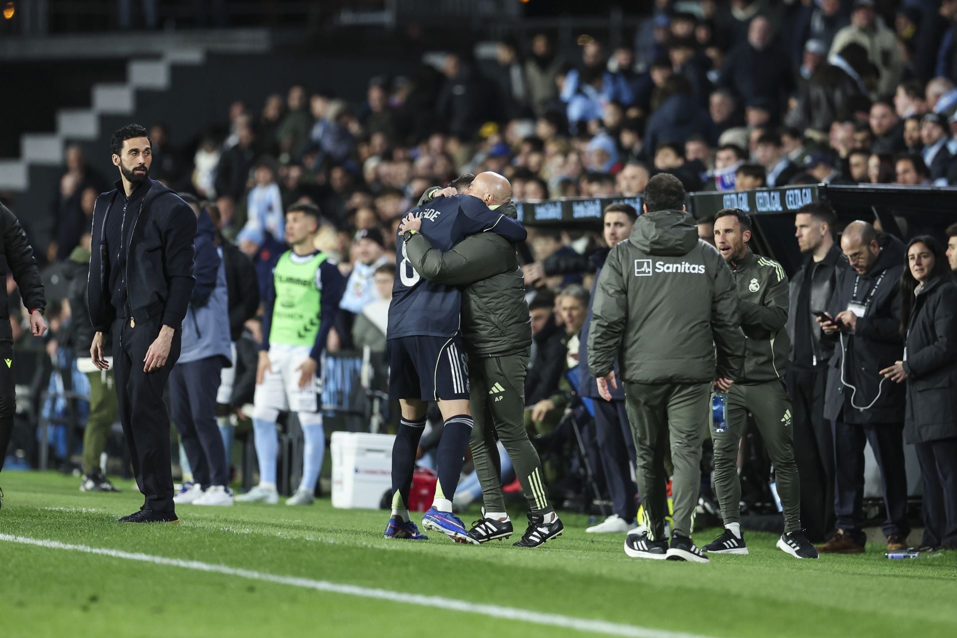 Valverde, belirleyici golünü, teknik direktör Arbeloa'nın gözetiminde Madridli antrenör Pintus ile kutluyor.