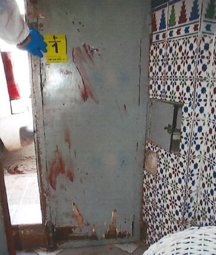 Imagen secundaria 2 - Imágenes que muestran restos de sangre en el cabecero de la cama, en la puerta de salida y la navaja utilizada contra la víctima.