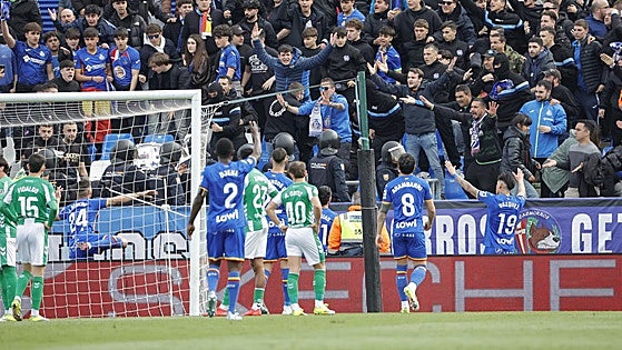 Una pelea entre aficionados obliga a parar el Getafe - Betis