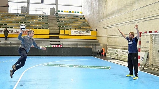 Feijóo rememora viejos tiempos como jugador de balonmano en Segovia