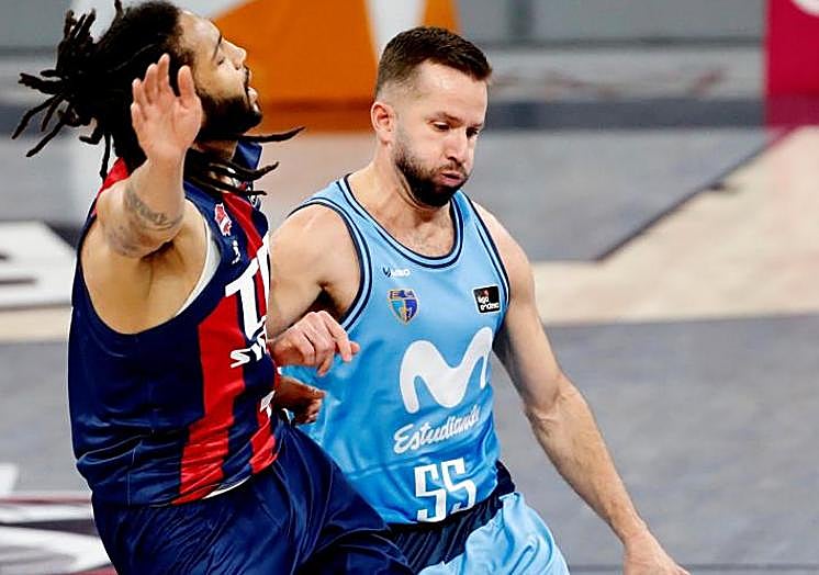 JJ Barea, con la camiseta de Estudiantes, trata de zafarse de Pierria Henry, del Baskonia, en un partido disputado en 2021.