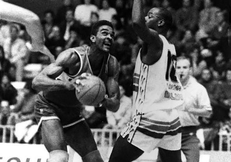 Ralph Sampson, con la camiseta del Caja de Ronda en la campaña 1991-92.