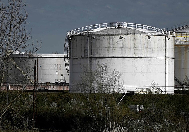 Calma tensa en los mercados ante la posible liberación de reservas de petróleo