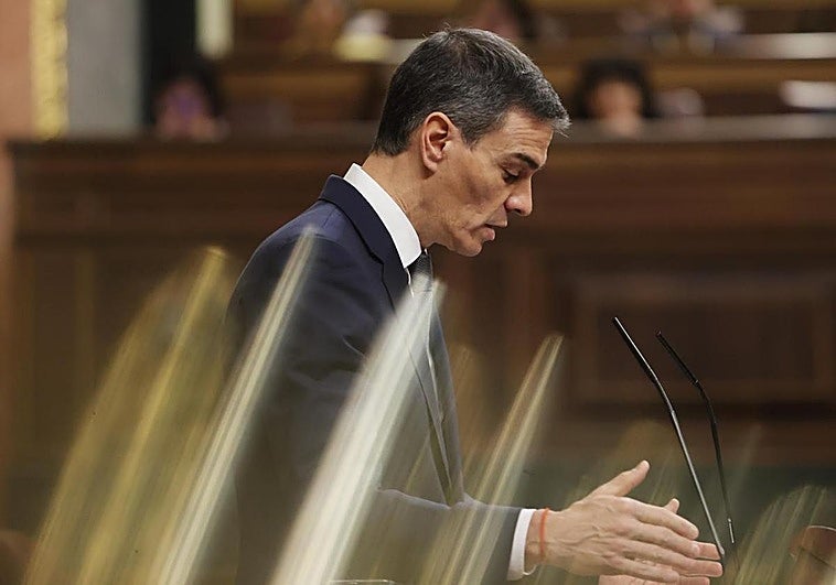 Sánchez 'internacionaliza' sus comparecencias en el Congreso
