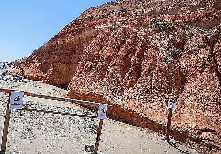 Un hombre de 28 años muere al caer por un acantilado de Alicante cuando intentaba recoger sus gafas