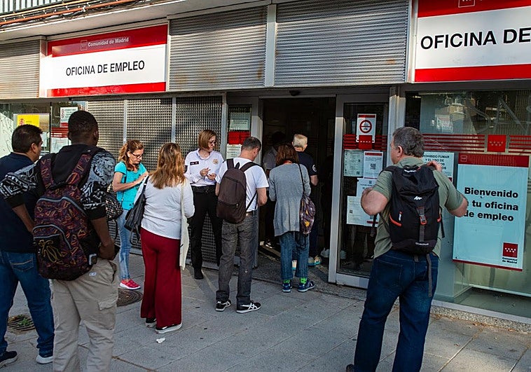 La tarea casi imposible de pedir cita para jubilarse o apuntarse al paro