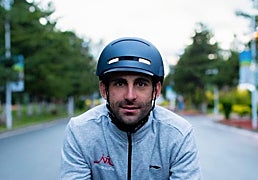 Si te gusta montar en bicicleta, necesitas estos cascos inteligentes para una mayor seguridad