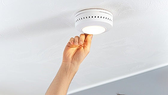 Protege tu hogar frente a amenazas invisibles con este detector de humo y monóxido de carbono