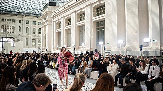 Cuentos, plumas, botánica y moda española de la buena