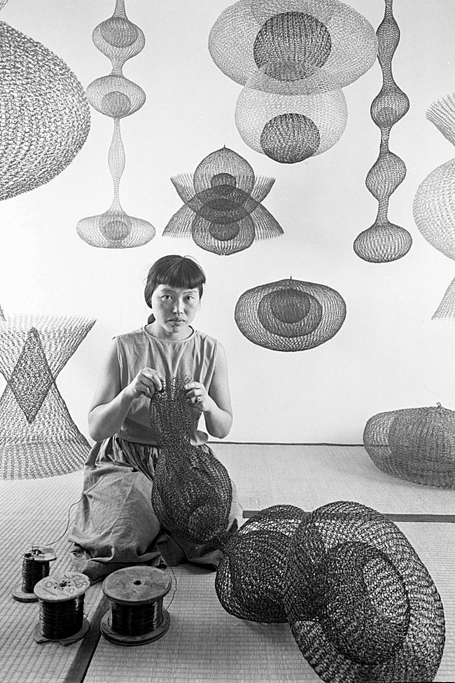 Ruth Asawa tejiendo esculturas de alambre. California, noviembre de 1954.