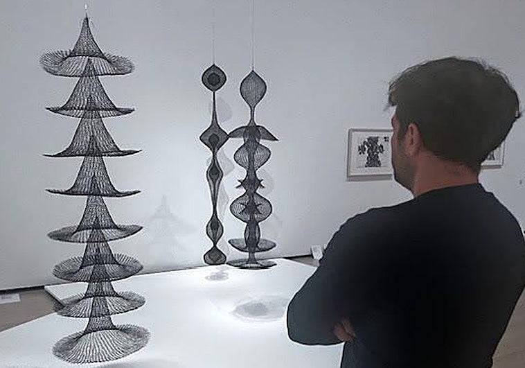 Ruth Asawa, maga del alambre en el palacio de titanio