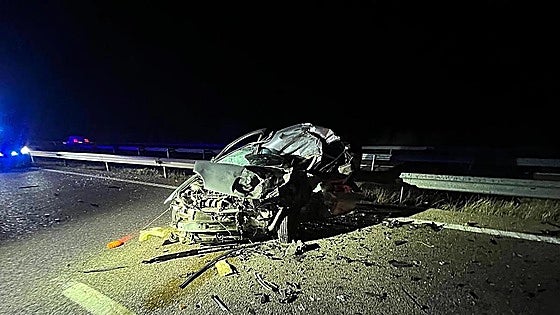 Un muerto y un herido grave en la A-5 cerca de Mérida tras un aparatoso choque frontal entre dos vehículos