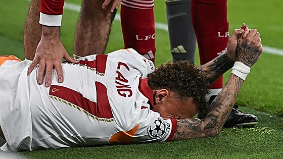 La imagen más escalofriante de la Champions: Noa Lang pierde parte de un dedo tras engancharse con una valla