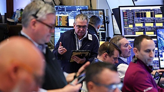Los inversores huyen del riesgo con el petróleo disparado y muchas dudas sobre los bancos centrales