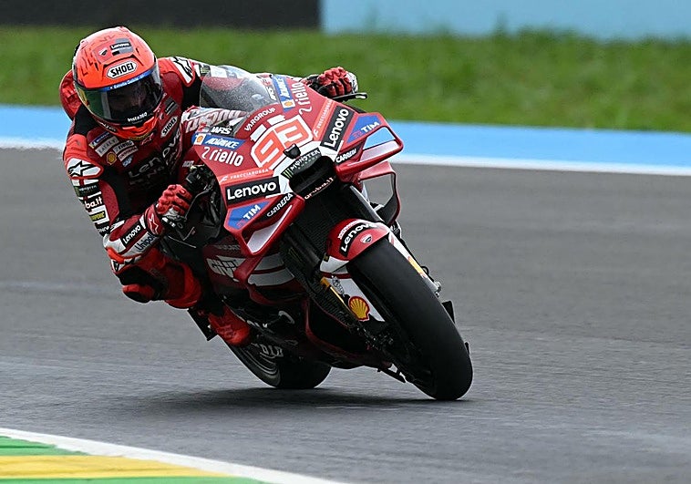 Zarco aprovecha la lluvia para liderar en Brasil por delante de Márquez