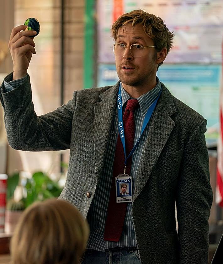 Imagen secundaria 2 - Arriba, Ryan Gosling junto a Sandra Hüller; debajo, dos fotogramas de la cinta.