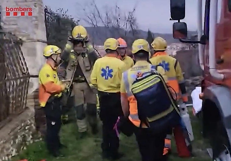Rescatan a cuatro menores que quedaron atrapados tras el derrumbe de un antiguo hospital en Barcelona