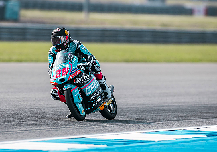 Máximo Quiles gana por duplicado en Brasil y se sitúa líder de Moto3
