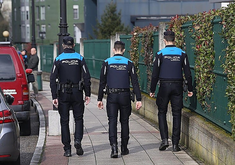 Un joven de 19 años se precipita desde un tercer piso en Oviedo tras ser detenido por un caso de violencia de género