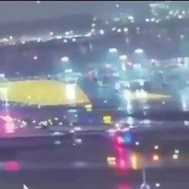 Las cámaras de seguridad captan la colisión entre un avión y un camión de bomberos en el aeropuerto de LaGuardia, en Nueva York