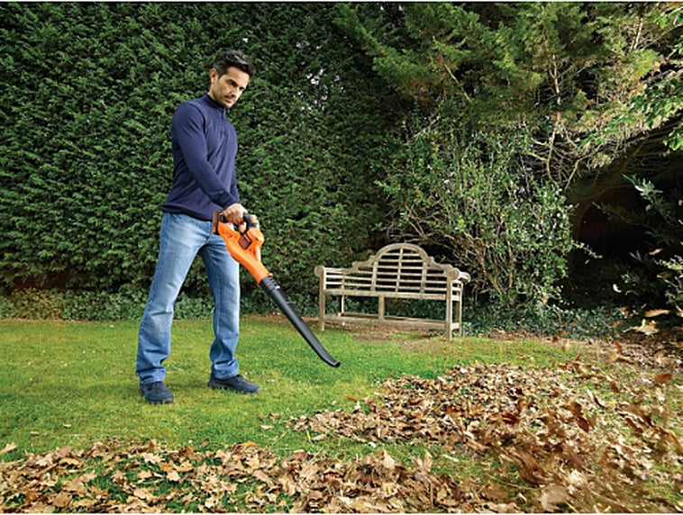 Limpia el jardín en minutos y sin cables este soplador a batería con bajo nivel sonoro de BLACK+DECKER