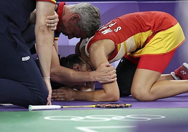 Carolina Marín llora tras lesionarse en los JJOO de París.