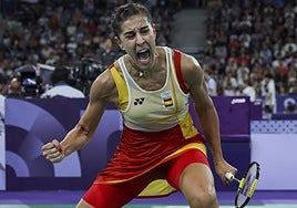 Carolina Marín celebra su victoria ante la estadounidense Beiwen Zhang en el partido de octavos de final individual femenino celebrado en el marco de los Juegos Olímpicos de París 2024.