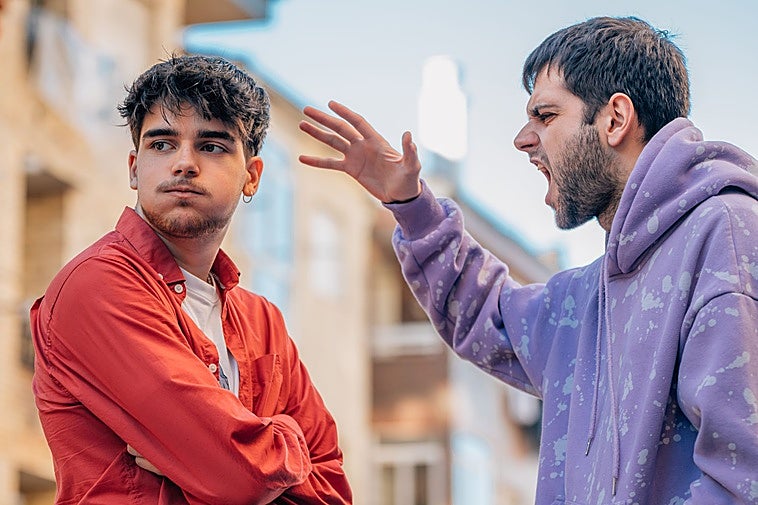 Cómo sobrevivir a un amigo 'talibán': no tienes por qué cortar con él... Hay maneras de que la relación funcione