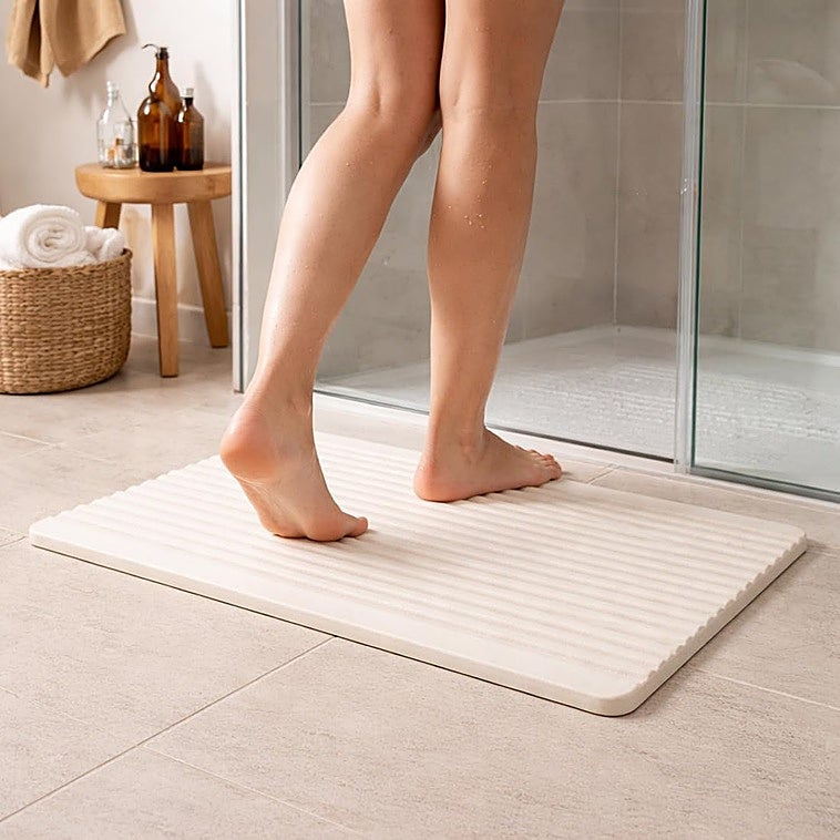 Esta alfombra de baño lo tiene todo: absorción instantánea, secado rápido y diseño elegante