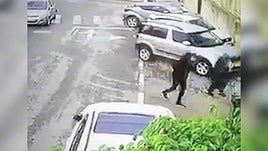 Momento en que un fragmento de un misil iraní cae en el centro de Israel