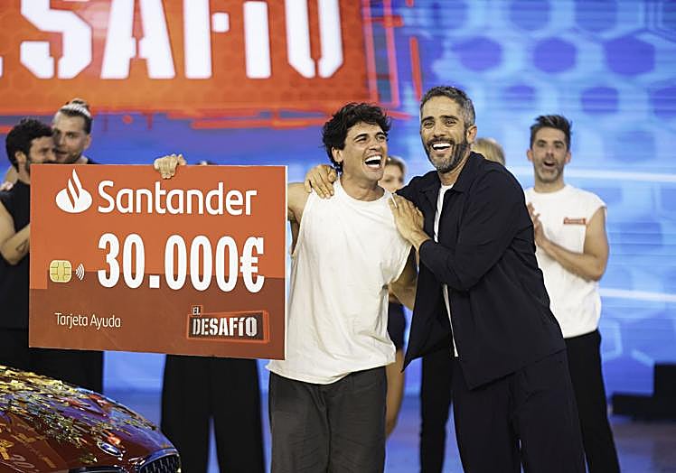 Daniel Illescas junto a Roberto Leal, presentador de 'El desafío', tras su victoria en el programa.