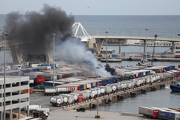 Un aparatoso incendio en el Puerto de Barcelona quema un vehículo y varios contenedores