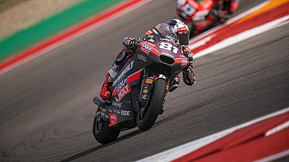Senna Agius se lleva una accidentada carrera de Moto2 al sprint