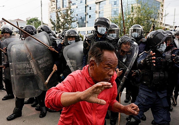 Detienen al exprimer ministro de Nepal por la violenta represión de las protestas del año pasado