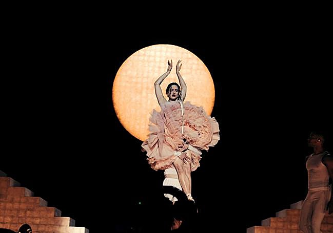 Rosalía, konser sırasında.
