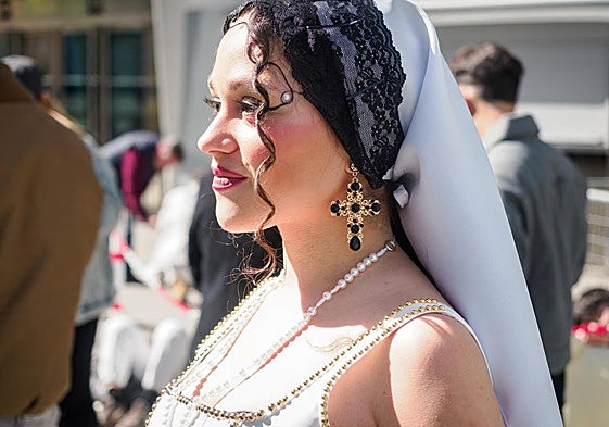 Con un velo y estética inspirada en 'Lux', Clara (27 años) se prepara en la cola, donde lleva esperando desde las 8:30 tras crear su 'look' en tres días.