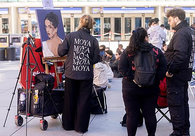 La artista Esther Moya (@moyagonzalez_) pintando el retrato de Rosalía.