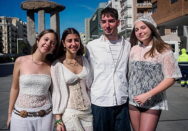 Grupo de fans posando mientras esperan la apertura de puertas.