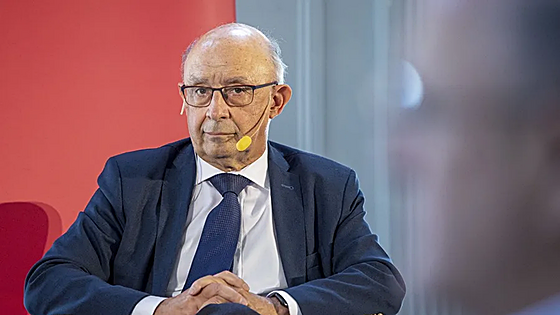 El juez ordena rastrear todas las cuentas de Montoro y sus excolaboradores en busca de supuestos pagos ocultos