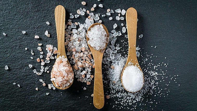 Rosa, maldon, yodada... Un tipo de sal para cada comida ¿qué diferencia a la común de las gourmet?