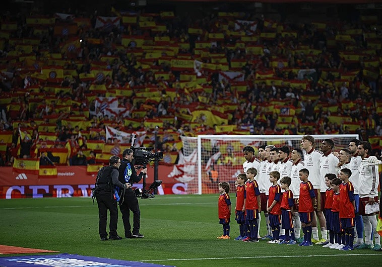 Los Mossos investigan los cánticos islamófobos y xenófobos en el partido España-Egipto