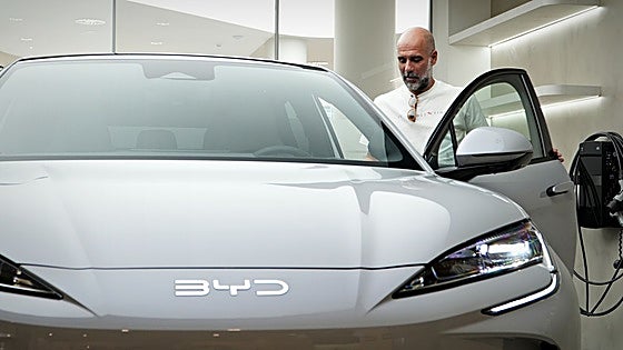Guardiola elige un coche eléctrico de alto rendimiento para moverse en Barcelona