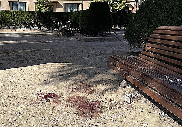 Matan por apuñalamiento a traición a un sintecho mientras dormía en un banco de Valencia